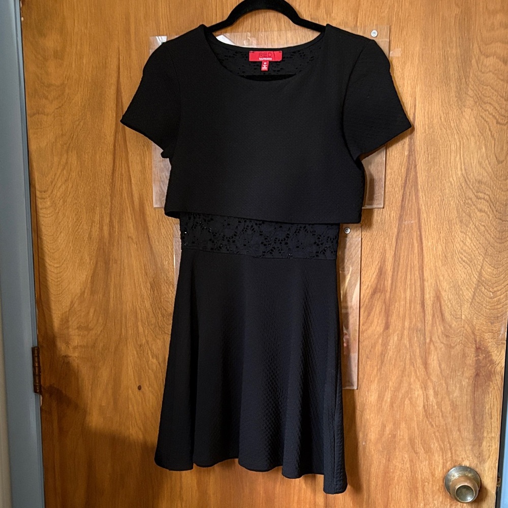Red by Saks Fifth Avenue Black Layered Short Sleeve Knit Dress with Lace Waist